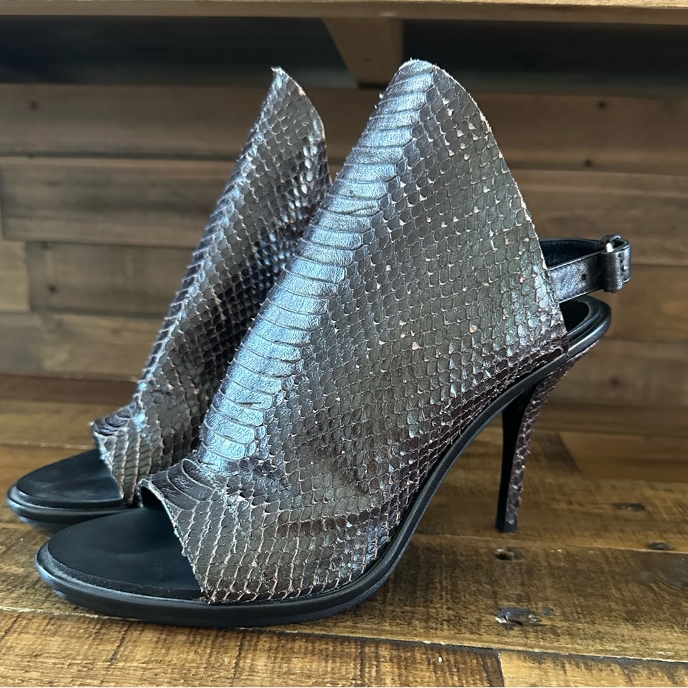 ⭐️ Balenciaga⭐️ authentic brown snakeskin heels